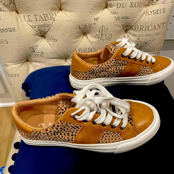 Brand new, never worn Very G women’s tennis shoes. Size 6.5 - Picture 1 of 5